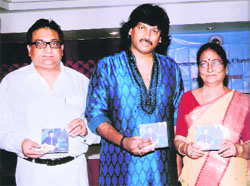 Pt Salil Bhatt (centre) with Shobha Koser (right)