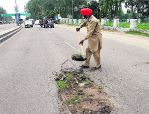 The GT road near Ghanaiya Chowk is undergoing repairs as potholes have appeared in it causing problems for the motorists. The road branches into two directions  for Muktsar and Ferozepur  from here.