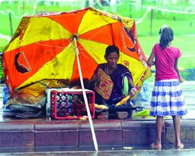 PERSONAL FOOD SCHEME:  A woman earns a living on the roadside near India Gate in New Delhi