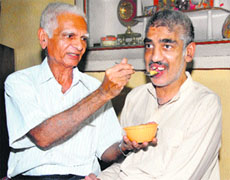 CL Sehgal feeds his son Ashish in Jalandhar. 
