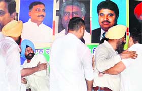 Cong leaders quarrel in public: Rival Congress leaders Jasbir Singh Dimpa (right) and Ranjeet Singh Chhajalwadi (in blue turban) had an altercation on the dais before the PPCC chiefs arrival at the Baba Bakala rally on Wednesday