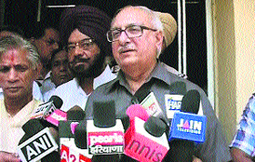 Agriculture Minister Paramvir Singh addresses mediapersons in Sirsa.