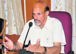 State Chief Information Commissioner (CIC) Bhim Sen addresses mediapersons at Dharamsala on Thursday.