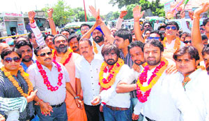 BJP youth wing activists being welcomed by Haridwar, Rural, legislator Swami Yatishwaranand in Haridwar on Friday.