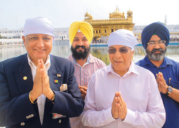 NCM chief Wajahat Habibullah (2nd from right) at the Golden Temple, Amritsar