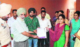 Special trainer teachers submit a memorandum to Tehsildar Avtar Singh Makkar at Teachers Home in Bathinda on Saturday.