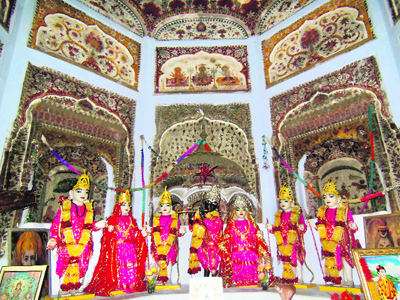 Marvellous frescoes show Ram and Krishna Darbar both in the sanctum sanctorum. This combination of gods and godesses on one pedestal is rare.