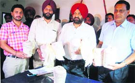 Police officials with heroin that was smuggled through the Indo-Pak border