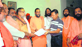 Jagadguru Shankaracharya Raj Rajeshwaram Maharaj along with other sants hands over a memorandum, addressed to the President, to City Magistrate Jeevan Singh Nangiyal in Haridwar on Sunday over the Uttar Pradesh governments ban on the 84 kos parikrama.
