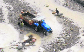 Illegal mining is on at the Sone khad in Dharampur.