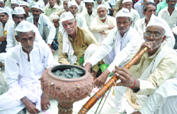 Farmers under the banner of the Kisan Mazdoor Sangathan sit on dharna at Jantar Mantar in New Delhi on Monday. Tribune photo: Mukesh Aggarwal 