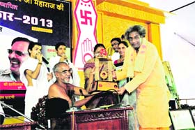 Jain Muni Tarun Sagar honours Shantikuj head Dr Pranav Pandya with the Tarun Kranti Award in Jaipur (Rajasthan) on Sunday