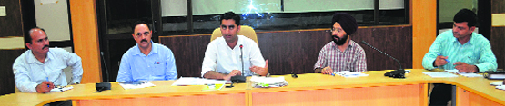 Experts hold a discussion on providing relief to flash floods and accident victims in Katra on Monday. Photo by writer