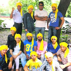 The cast of the play Gagan Damama Bajeyo