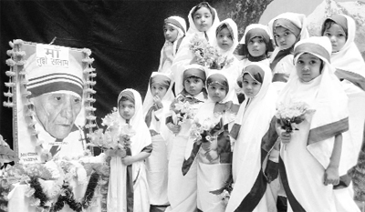 Schoolgirls pay tribute to Mother Teresa on her 103rd birth anniversary in Bhopal on Monday. 