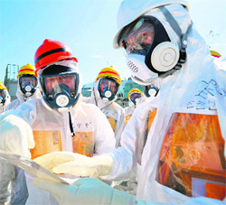 Japans Industry Minister Toshimitsu Motegi (L) at the Fukushima plant.