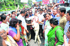 BJP workers burn an effigy of the Union Government against rising inflation and alleged corruption in Dehradun on Tuesday. 