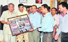 A delegation of Jaunsar Bawar residents presents a memento to Chief Minister Vijay Bahuguna in Dehradun on Tuesday. 