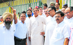 Yatri Sewa Samiti chairman Jagdish Chander (centre) on his visit to the railway station in Ludhiana on Tuesday.