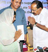 Petroleum Minister M Veerappa Moily with Salinder Kaur, widow of Arjuna awardee Makhan Singh, in New Delhi on Tuesday. 