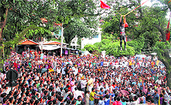 A young boy who broke a pot as part of Janmashtami ritual left hanging with the rope at Sai temple on the Rajpur road in Dehradun on Wednesday. He later jumped on cushions to safety
