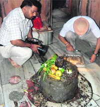 Fingerprint experts collect samples from a Shiv Mandir in Makhdumpura, Jalandhar, where thieves had decamped with silver idols and other items worth lakhs of rupees. A Tribune photograph