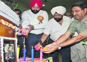 Chief Parliamentary Secretary Inderbir Singh Bolaria and others paying tributes to hockey wizard Dhyan Chand on his birth anniversary during National Sports Day celebrations at DAV College in Amritsar on Thursday