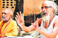 Swami Swaroop Sanand along with Swami Shivanand addresses mediapersons at Matra Sadan in Haridwar on Thursday. Tribune photo: Rameshwar Gaur
