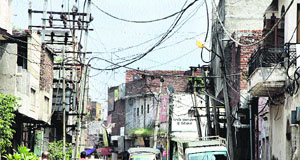 Overhead hanging wires pose a danger in Globe Colony, Jalandhar. 