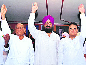 Partap Singh Bajwa (centre), Pradesh Congress president, with senior Congress leaders at a party rally in Phillaur on Thursday.