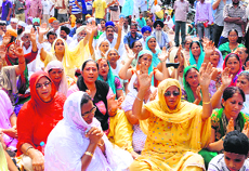Residents of Gali Arorea Wali and Congress leaders protest against the police for arresting a building owner at the Gole Hatti chowk in Amritsar on Friday.