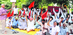 Members of the Dehati Mazdoor Sabha protest in favour of their demands in Bathinda on Friday. Photo: Bhupinder Dhillon