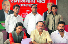 Subhash Pawar, spokesperson of the Uttarakhand Samajwadi Party, announces support for Swati Negi, an independent candidate, for the post of president in 