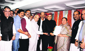 Leader of Opposition Prem Kumar Dhumal and other BJP leaders give a memorandum against the Congress government to Governor Urmila Singh at Raj Bhavan in Shimla on Friday.
