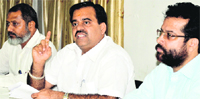 Punjab BJP general secretary Tarun Chugh (centre) addresses a press conference in Ludhiana. Photo: Inderjeet Verma