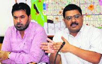 MC Commissioner Vivek Pratap Singh (right) and Mayor Subhash Chawla address a press conference in Chandigarh on Saturday. tribune photo: Manoj Mahajan