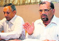 Trivendra Singh Panwar, president of the Uttarakhand Kranti Dal (Panwar), addresses mediapersons in Dehradun on Saturday. Tribune photo: Vinod Pundir