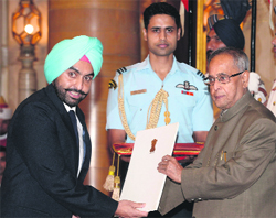 Ronjan Sodhi recieves the Rajiv Gandhi Khel Ratna Award from President Pranab Mukherjee.