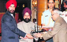Guru Nanak Dev Univeristy, Amritsar, bagged MAKA trophy for 2010-2011