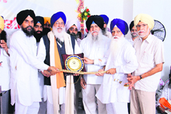 Dr Gurmohan Singh Walia, Vice-Chancellor, Shri Guru Granth Sahib World University, Fatehgarh Sahib, honours Jathedar Avtar Singh, president, SGPC, during the founder's day celebration at Fatehgarh Sahib.