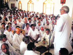 Chief Minister Bhupinder Singh Hooda addresses the condolence meeting for former MLA Banta Rams wife, Shanti Devi, in Kurukshetra on Sunday.