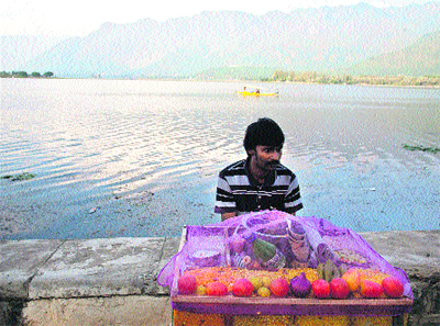  A vendor sells bhel puri on the banks of Dal Lake in Srinagar.