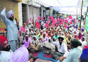 Protest mode: Jagjit Singh Joga, member, state executive, CPI, addresses a rally against the Central Government while demanding framing of a law for universal pension system, in Bathinda on Monday