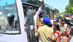 The police detains his followers.