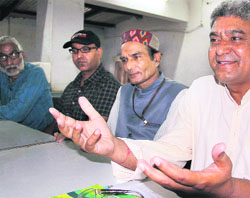Suresh Bhai of the Nadi Bachao Andolan addresses mediapersons in Dehradun on Tuesday. 