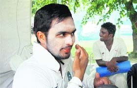 IPL player Mandeep Singh applying sun screen before playing his innings