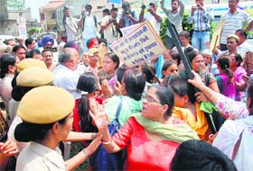 The police rounds up supporters of Asaram, who were protesting in Jalandhar on Tuesday