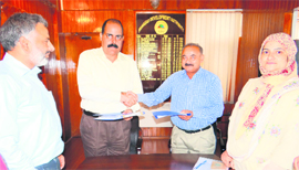 SDA vice-chairman Mohammad Shafi Rather and HUDCO regional chief Harjit Kumar after signing an agreement on Shehjar Apartments to be constructed at Bemina