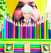 Artist Harwinder Singh displays his creation on the eve of Teachers Day in Amritsar on Wednesday. Photo: Vishal Kumar