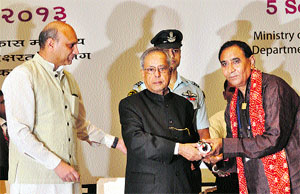 President Pranab Mukherjee presents the National Awards to Sudershan from Haryana as HRD Minister Pallam Raju looks on on Teacher's Day in New Delhi on Thursday. 